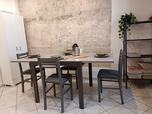 Fridge, microwave, stovetop, toaster - apt for 6 by the Duomo With ac and Kitchen (Florence)