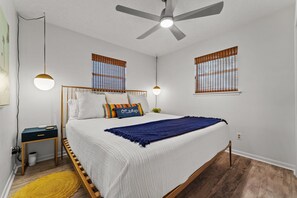 3 bedrooms, iron/ironing board, travel cot, free WiFi - Discounted Rates l 5 Mins Beach & 30A l Outdoor TV for Football Games (Panama City Beach)