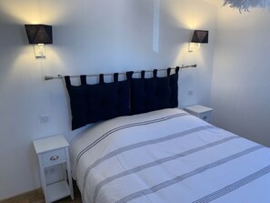 2 chambres, fer et planche à repasser, lit de bébé portatif