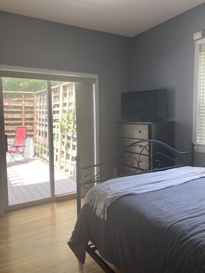 4 chambres, bureau, fer et planche à repasser, lit parapluie