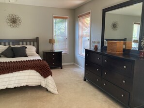 4 chambres, bureau, fer et planche à repasser, lit de bébé portatif