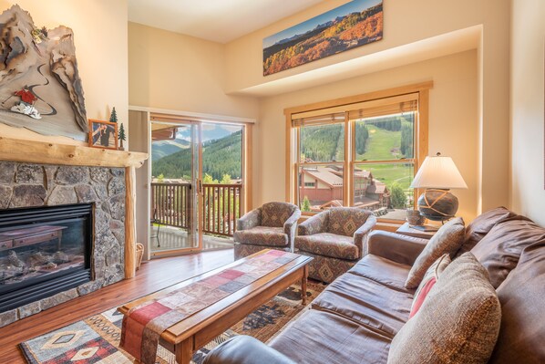 Flat-screen TV, fireplace - Perfect views of the Super Bee Lift, Free WiFi, underground parking (Copper Mountain)