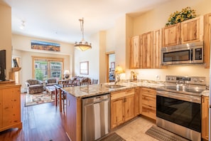 Fridge, microwave, oven, stovetop - Perfect views of the Super Bee Lift, Free WiFi, underground parking (Copper Mountain)