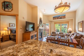 Téléviseur à écran plat, foyer