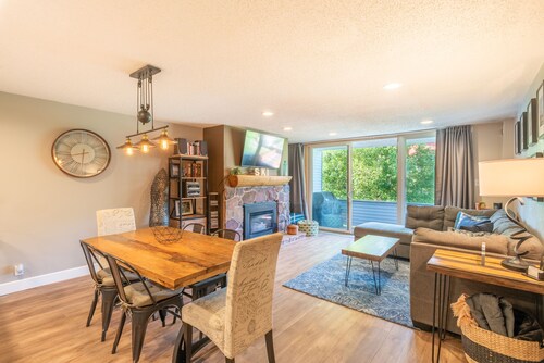 Large nicely appointed condo, giant deck, free WiFi, Heated garage parking