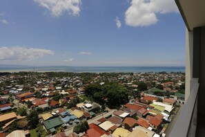 Property grounds - Verdon Parc 2 bedroom apartment Ocean View (Davao City)