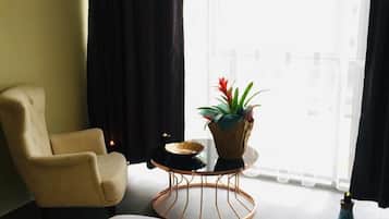 Standard Double or Twin Room, 2 Bedrooms | 1 bilik tidur, meja, langsir/tirai gelap terus, kalis bunyi