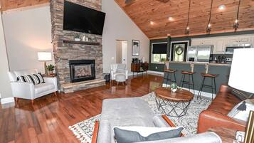 Smart TV, lareira, livros