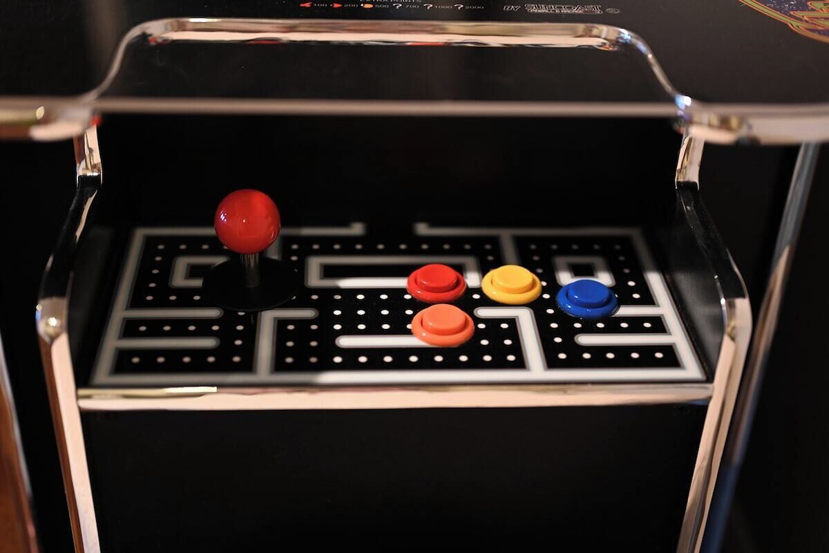 Eine Joystick-Spielhalle mit Labyrinth-Layout und vier farbigen Knöpfen.