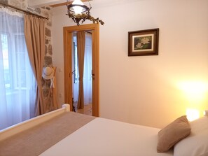 3 bedrooms, in-room safe, desk, iron/ironing board