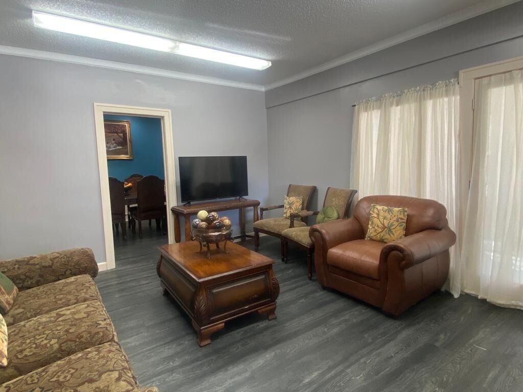 Smart TV, libri, monitor per computer