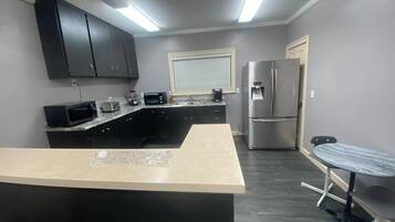 Geladeira, micro-ondas, fogão, cooktop