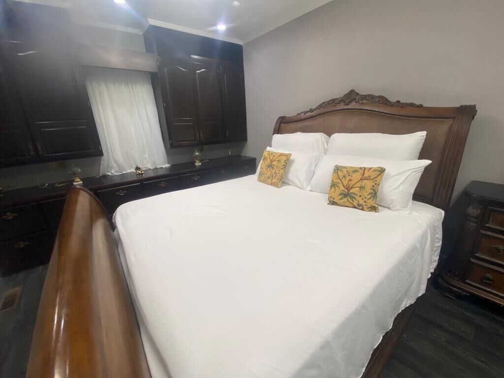 3 habitaciones, escritorio y tabla de planchar con plancha 