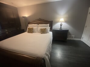 3 slaapkamers, een bureau, een strijkplank/strijkijzer, reisbedje