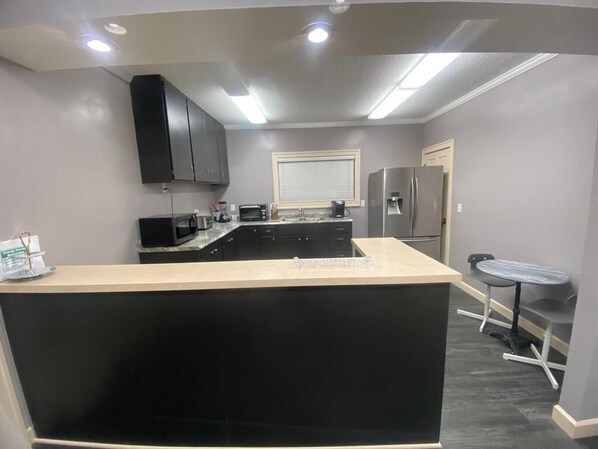 Fridge, microwave, oven, stovetop -  3 HUGE BEDROOMS-SAVE COST (Willmar)