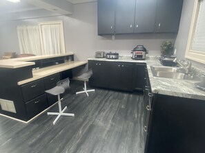 冷蔵庫、電子レンジ、オーブン、コンロ