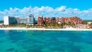 Exterior - Christmas in Cancun! Beautiful beachfront resort (Cancún)