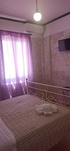 1 chambre, bureau, fer et planche Ă repasser, lit parapluie