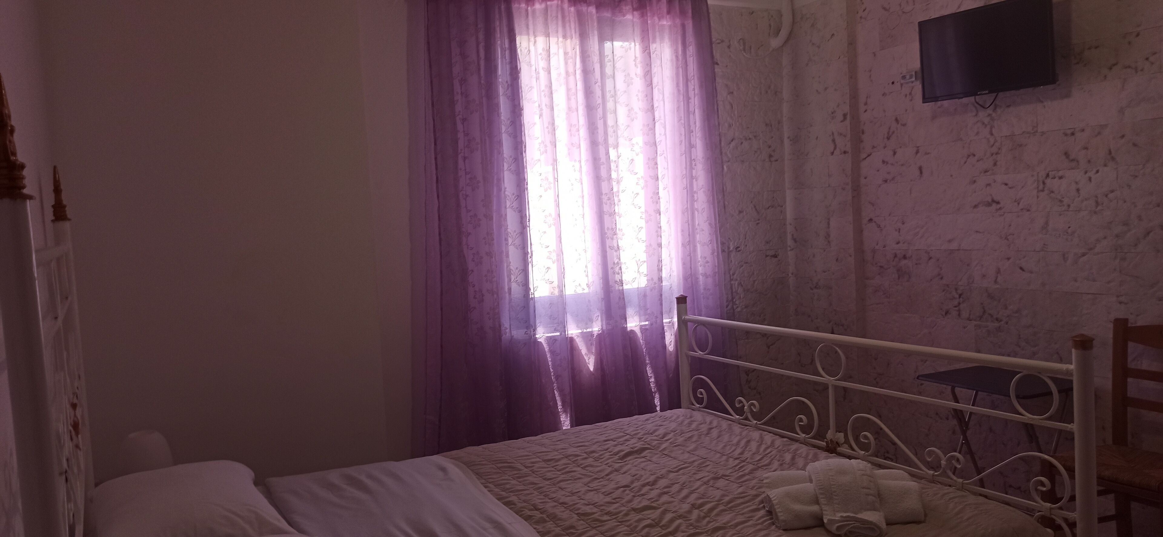 1 camera, una scrivania, ferro/asse da stiro, culla da viaggio