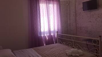 1 camera, una scrivania, ferro/asse da stiro, culla da viaggio