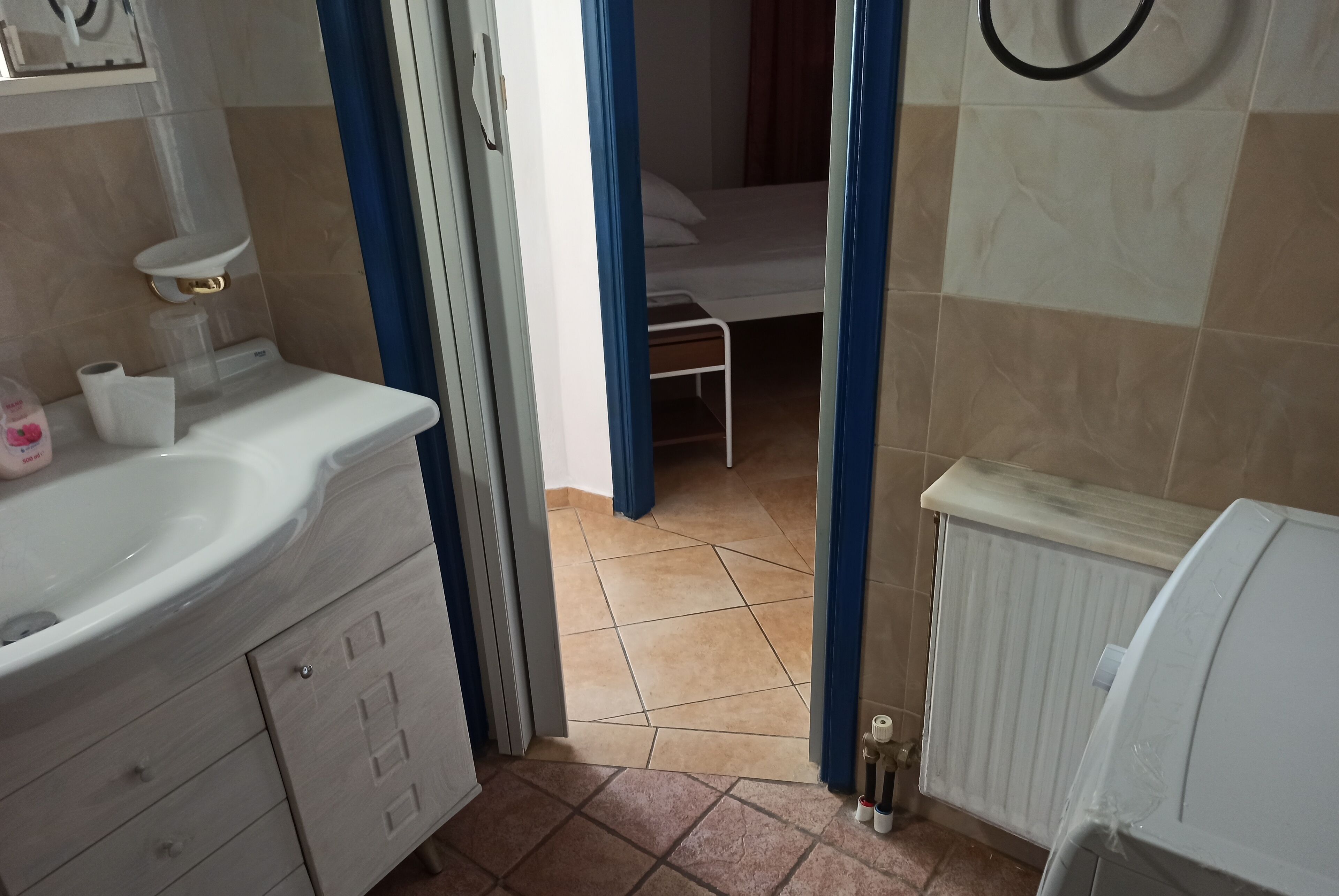 Combinazione doccia/vasca, asciugacapelli, asciugamani, sapone