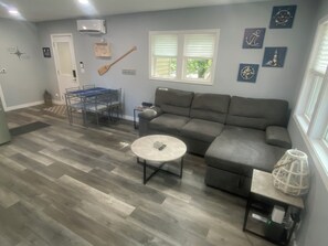 Smart TV, books - North Shore Loft, close to everything! (Clear Lake)