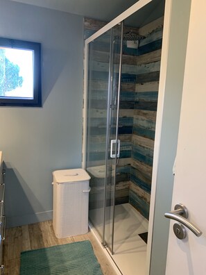 Dusche, Haartrockner, Seife, Toilettenpapier