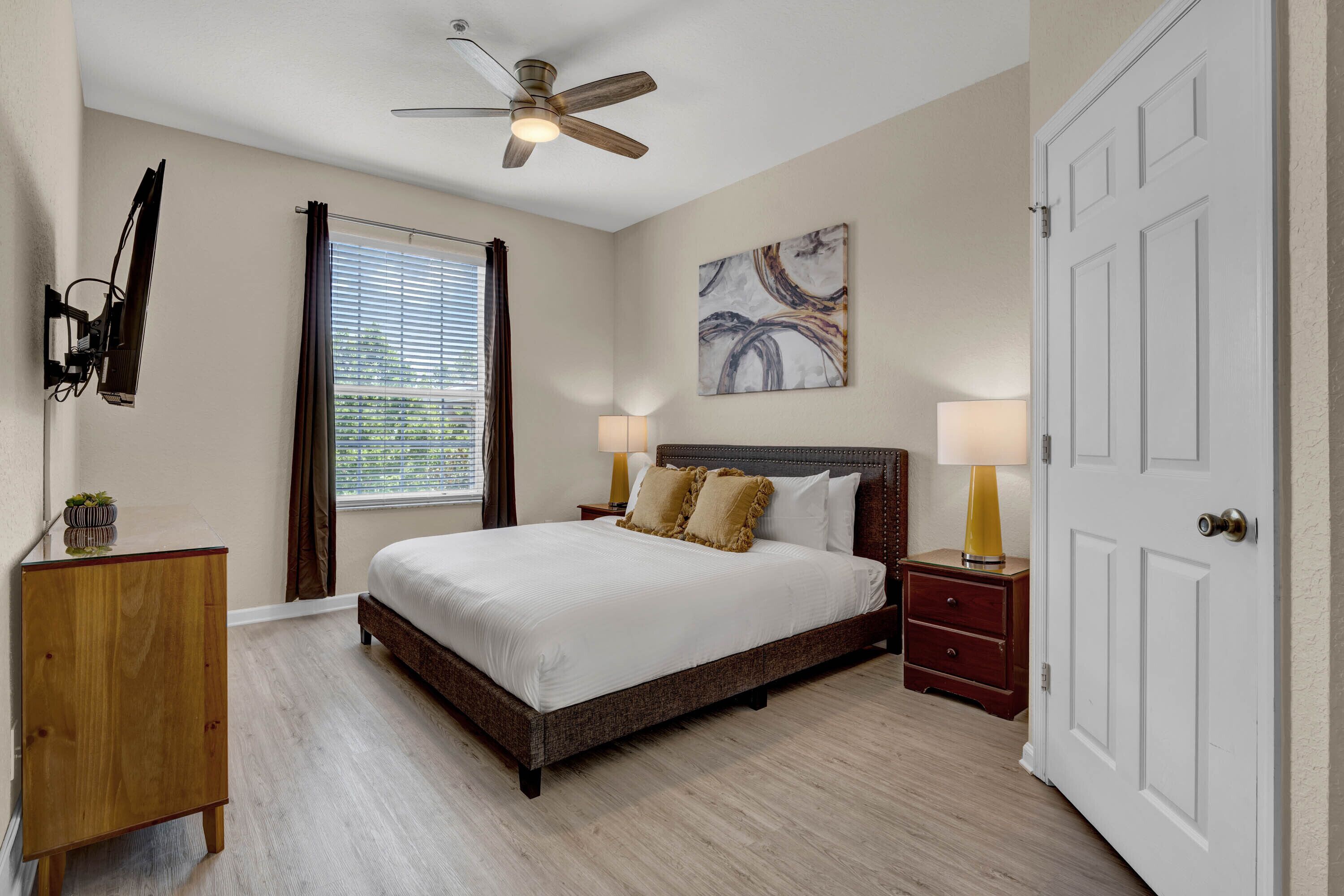 3 bedrooms, desk, iron/ironing board, travel crib