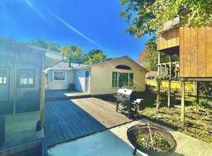 Terrace/patio - Dee's Lounge, Your Relaxation Oasis (Waldorf)
