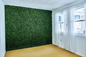 Interior - Dee's Lounge, Your Relaxation Oasis (Waldorf)