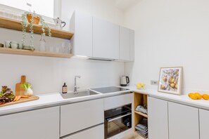 Kühlschrank, Mikrowelle, Ofen, Geschirrspüler