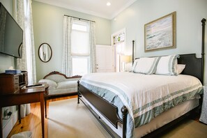 4 bedrooms, iron/ironing board, WiFi, bed sheets