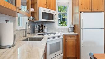 KĂŒhlschrank, Mikrowelle, Ofen, GeschirrspĂŒler