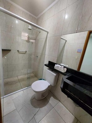 Basic Single Room | Bathroom | Shower, hair dryer, towels, soap - Pousada Itaguaçu (Aparecida)