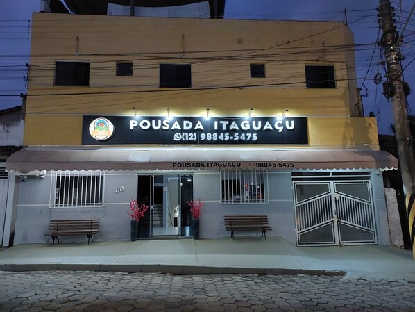 Vista frontal de la propiedad