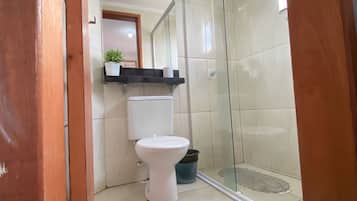 Phòng đơn cơ bản | Phòng tắm | Buồng tắm vòi sen, máy sấy tóc, khăn tắm, xà phòng