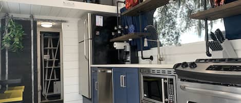 Een koelkast, een magnetron, een oven, een kookplaat