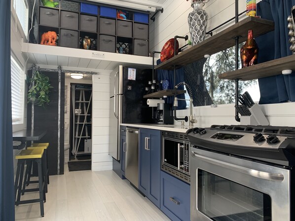 Køleskab, mikrobølgeovn, ovn, kogeplade