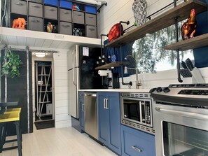 Réfrigérateur, micro-ondes, four, plaque de cuisson