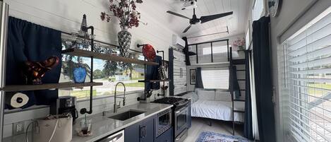 Réfrigérateur, micro-ondes, four, plaque de cuisson