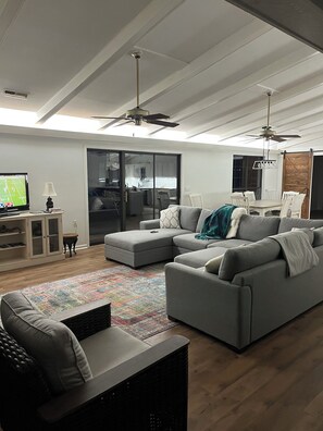 Smart TV, table tennis