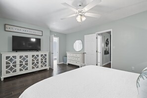 3 bedrooms, iron/ironing board, free WiFi, bed sheets - Remodeled Crystal River Waterfront Home with Heated Pool (Crystal River)