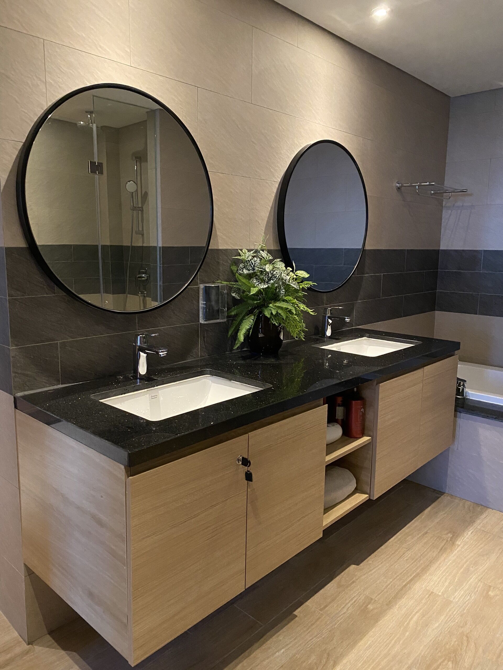 Een bad, een bidet, shampoo