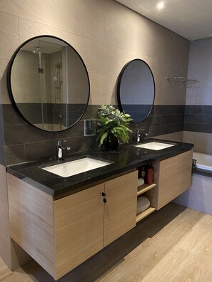 Banheira, bidê, shampoo 