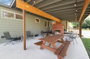 Outdoor dining - Clean & Spacious Cottage – Close to Campus! (Oxford)