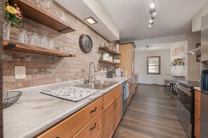 Fridge, microwave, oven, stovetop - Clean & Spacious Cottage – Close to Campus! (Oxford)