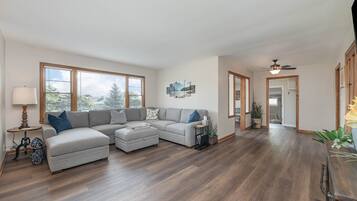 Een smart-tv, een open haard, tafelvoetbal en boeken