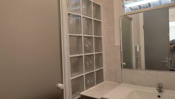 Bruser, hårtørrer, håndklæder