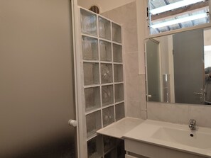 Douche, sèche-cheveux, serviettes fournies