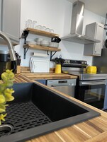 Refrigerador con freezer, horno, placa de cocina, lavavajillas